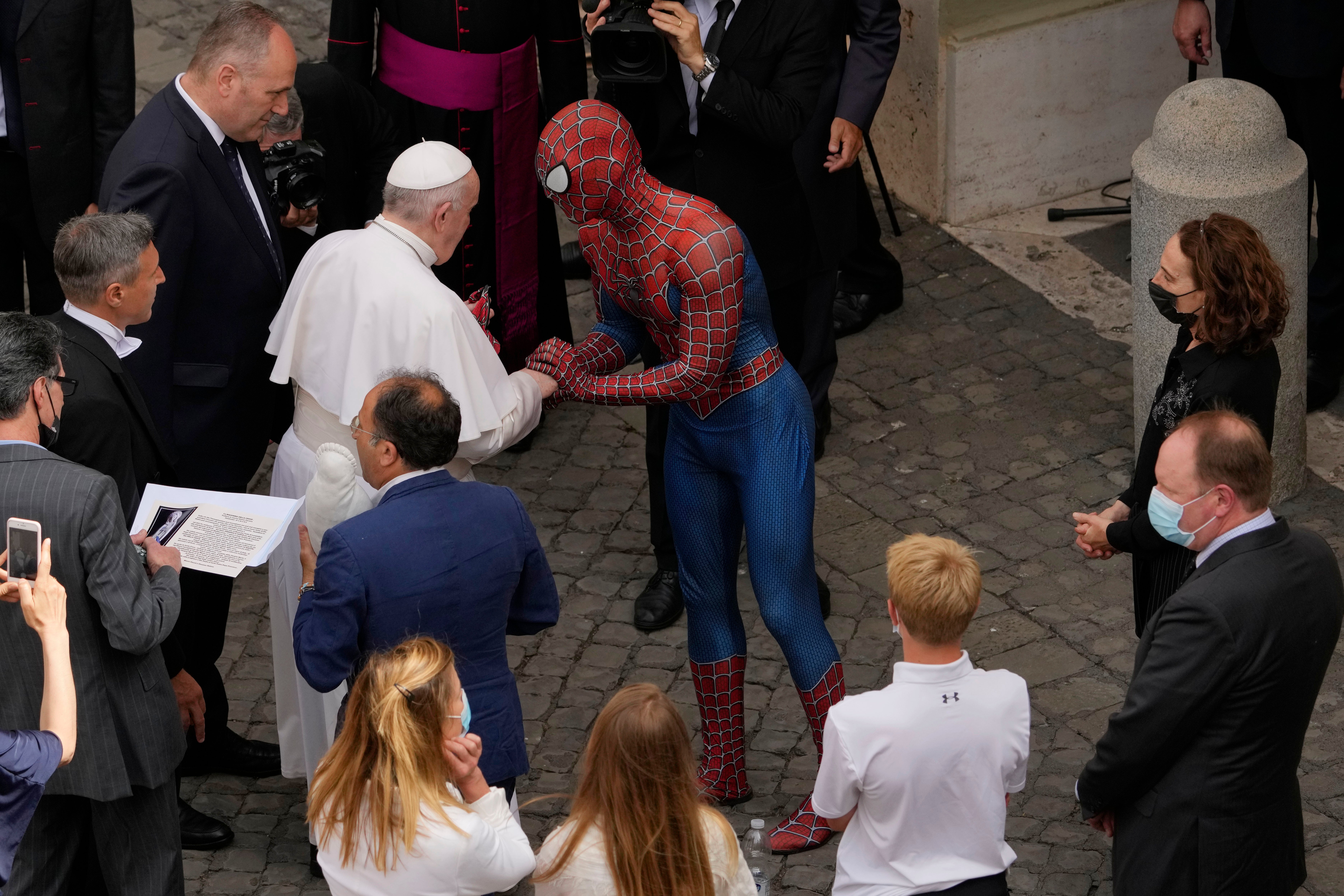 Người nhện bay ngang qua Vatican để gặp Giáo hoàng Francis