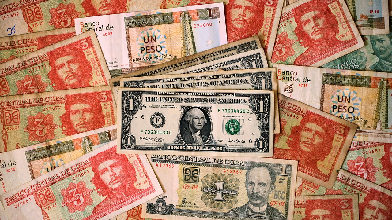 Cuba temporarily suspends cash deposits in dollars, cites embargo hurdles