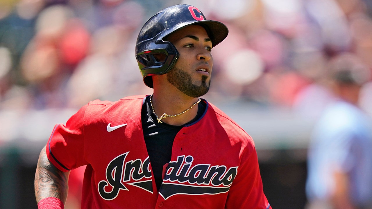 Eddie Rosario dealing with minor issue in his throwing arm