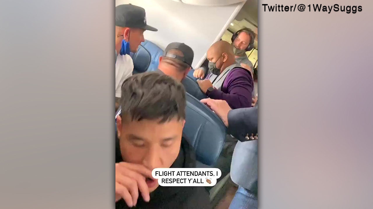 Delta flight attendant tackles would-be hijacker, zip-ties his wrists: video