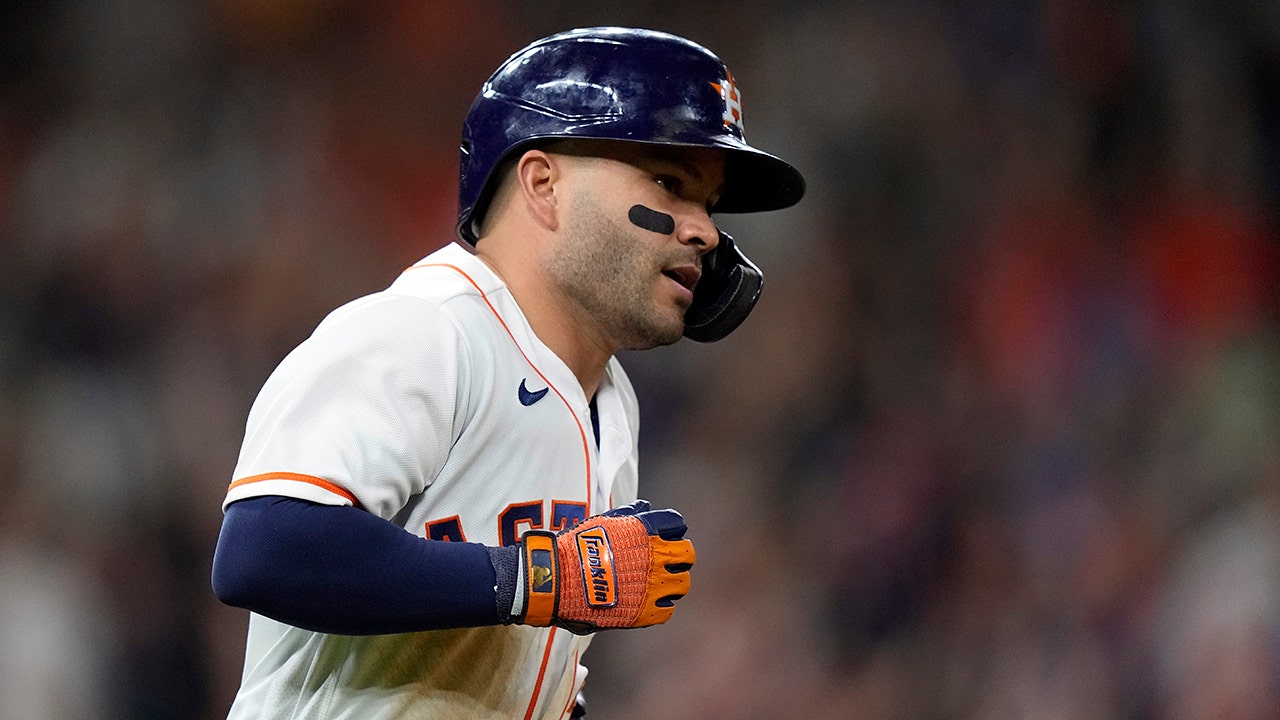 Altuve's homer lifts Astros over Red Sox