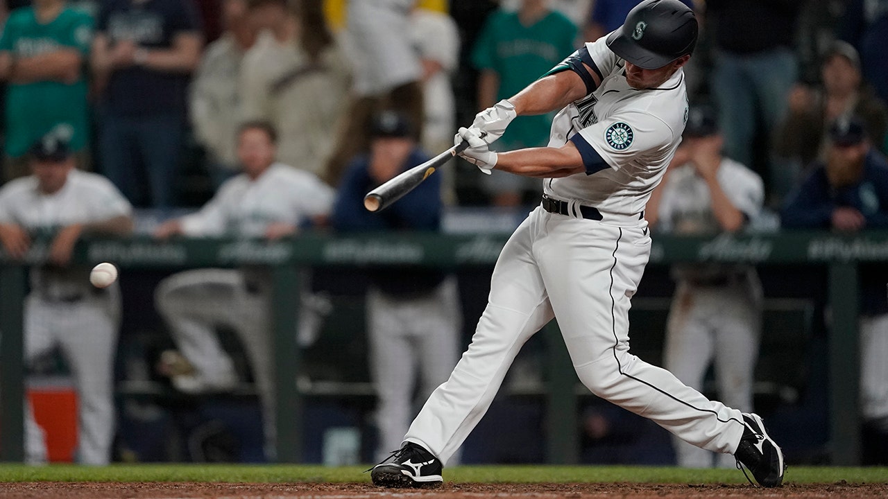 Mariners score 2 in 9th to rally past Rays 6-5