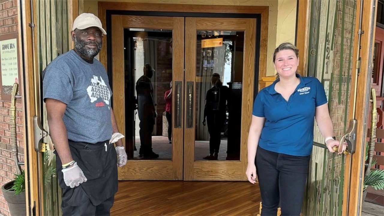 Texas homeless man lands job with help from restaurant manager, community