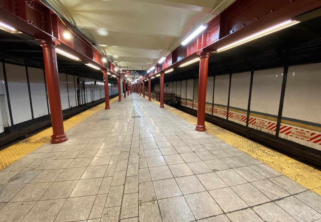 I newyorkesi stanno affollando i laghi sotterranei mentre le stazioni della metropolitana si allagano