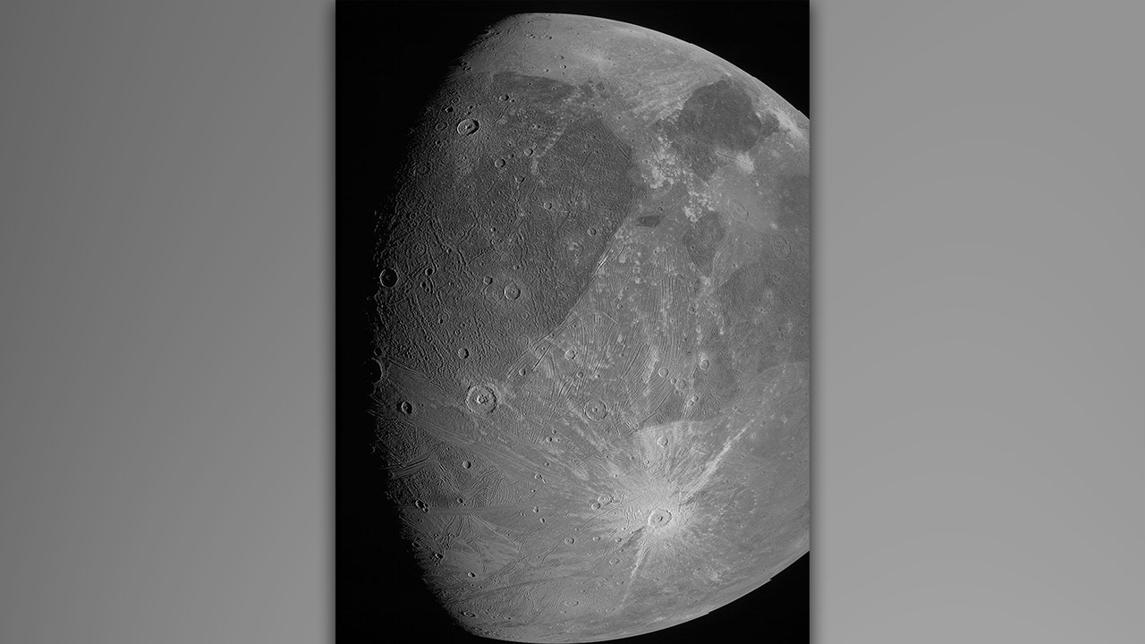 Vedi: la sonda della NASA cattura nuove straordinarie immagini di Ganimede