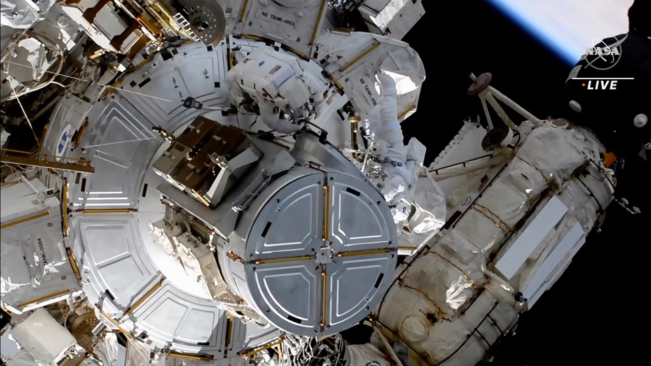 Gli astronauti gestiscono più lavori sui pannelli solari nella terza passeggiata spaziale