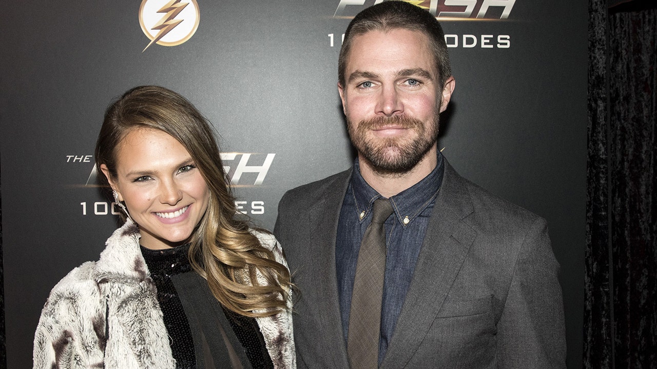 'Arrow' star Stephen Amell kicked off flight after heated argument with wife