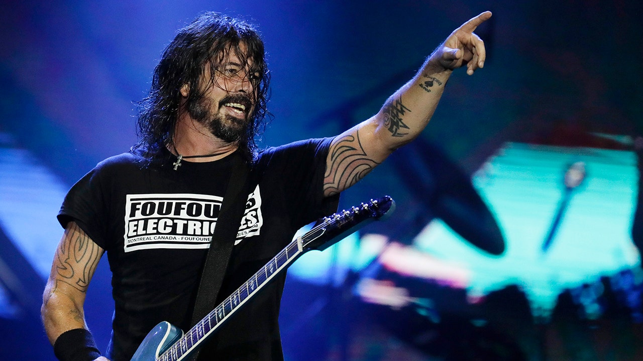 Image of Foo Fighters' Dave Grohl stealthily helping out at homeless shelter goes viral