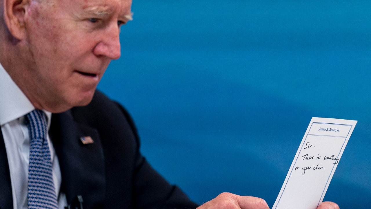 Aide hands Biden note during governors meeting: 'Something on your chin'