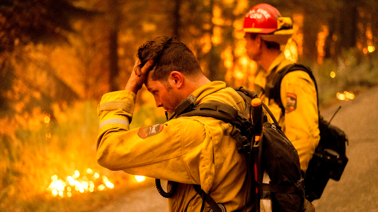 Firefighter Jesse Forbes rubs his head while battling the Dixie Fire near Prattville in Plumas County, Calif., el viernes, mes de julio 23, 2021. 