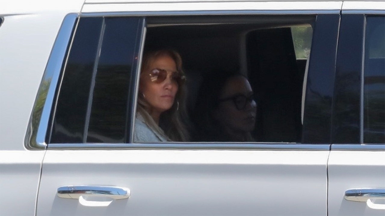 Jennifer Lopez y Ben Affleck regresan de Hamptons mientras consideran