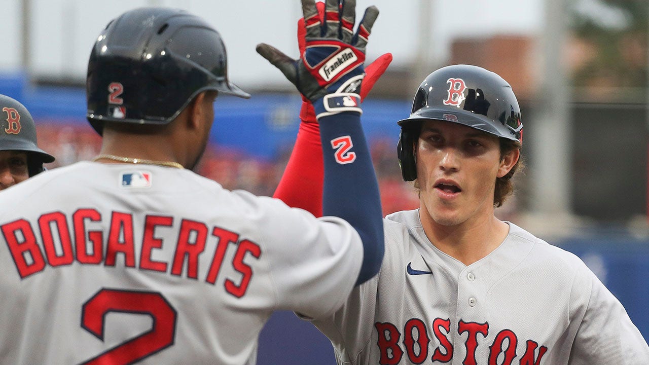 Rookie Red Sox Garen Duran mencetak karir kandang pertamanya dalam kemenangan melawan Blue Jays