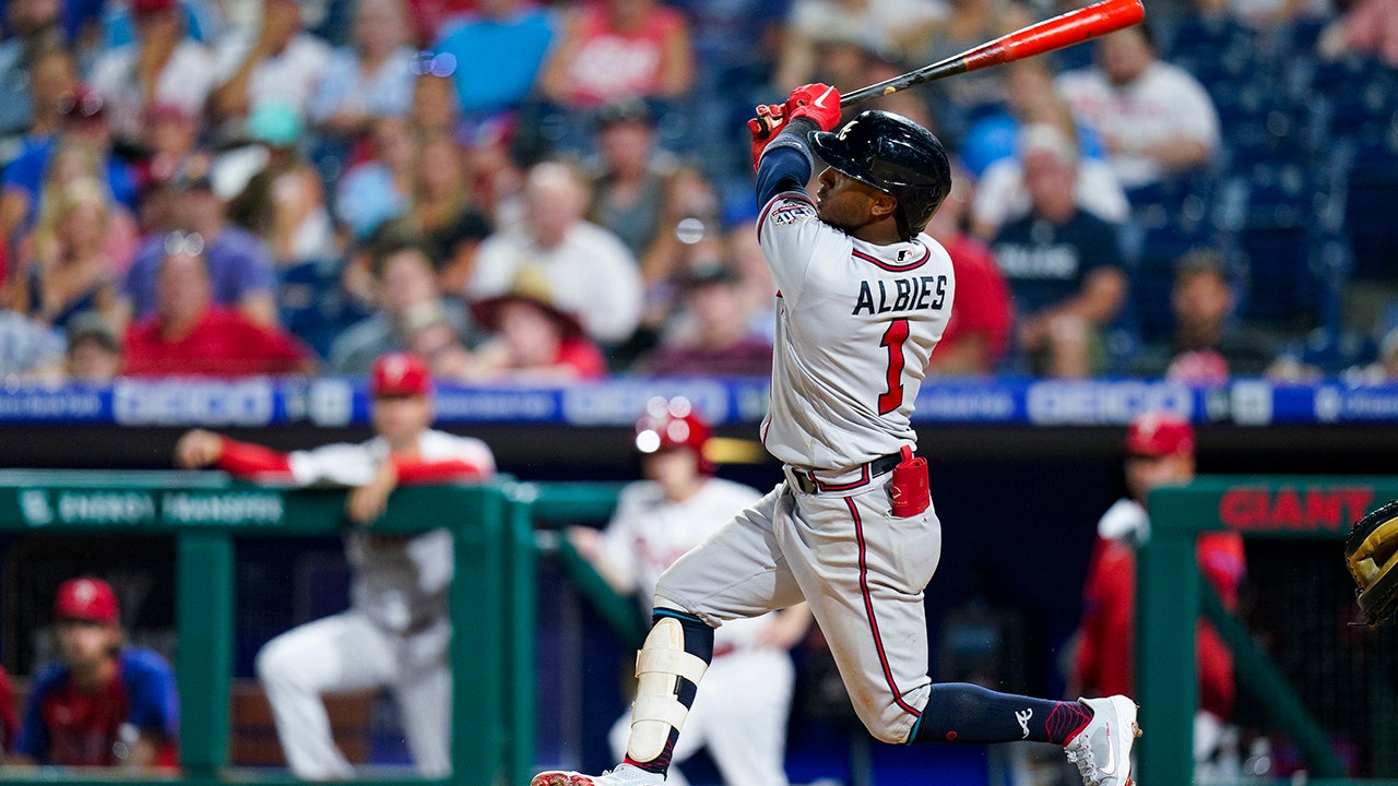 Ozzie Albies vs. Ronald Torreyes : r/baseball