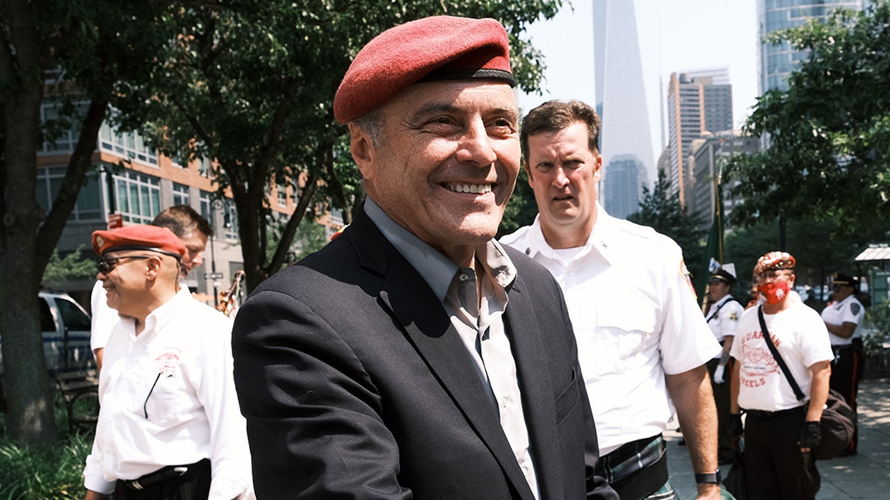 NYC mayoral candidate Curtis Sliwa pastes name of incoming governor over Andrew Cuomo's on state signage