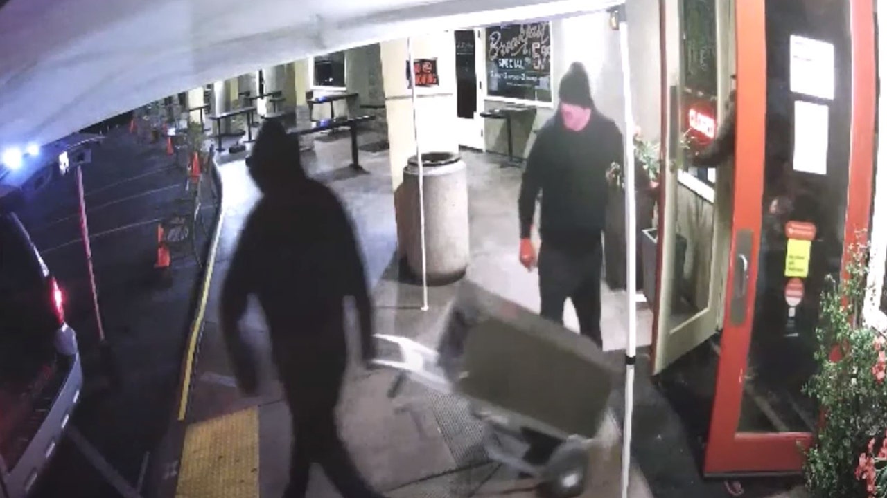 San Diego burglars caught on video wheeling safe out of popular deli