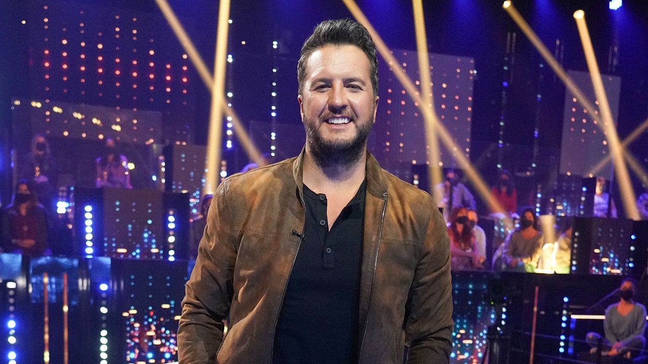 Luke Bryan to host the 2021 CMA Awards