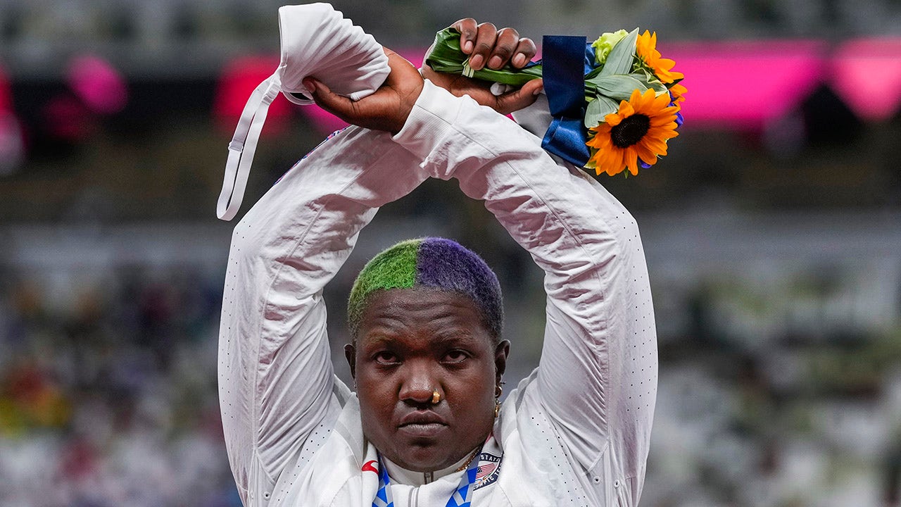 Raven Saunders , medallista de plata de EE. UU. Que hizo el gesto de ‘X’ después de ganar, suspendido por pruebas de dopaje fallidas