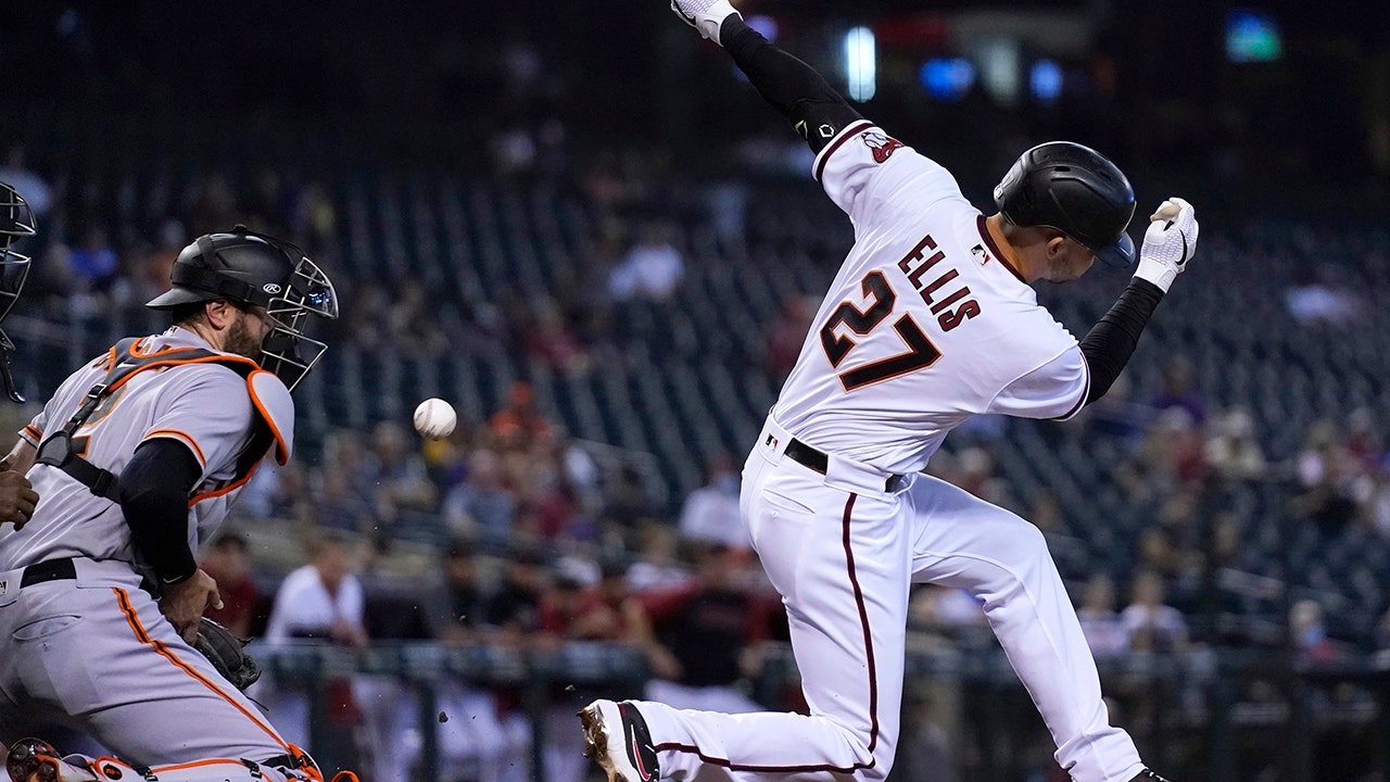 Giants rally to beat Diamondbacks 4-3, getting the final out on