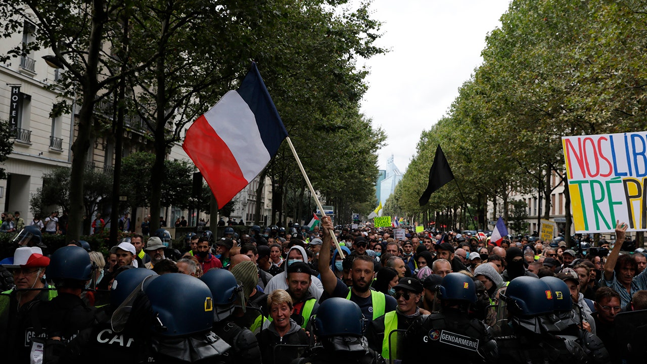 Hàng nghìn người biểu tình tập trung trên các đường phố Paris bất chấp hộ chiếu vắc xin COVID-19: ‘Quyền tự do của chúng tôi đang chết dần’