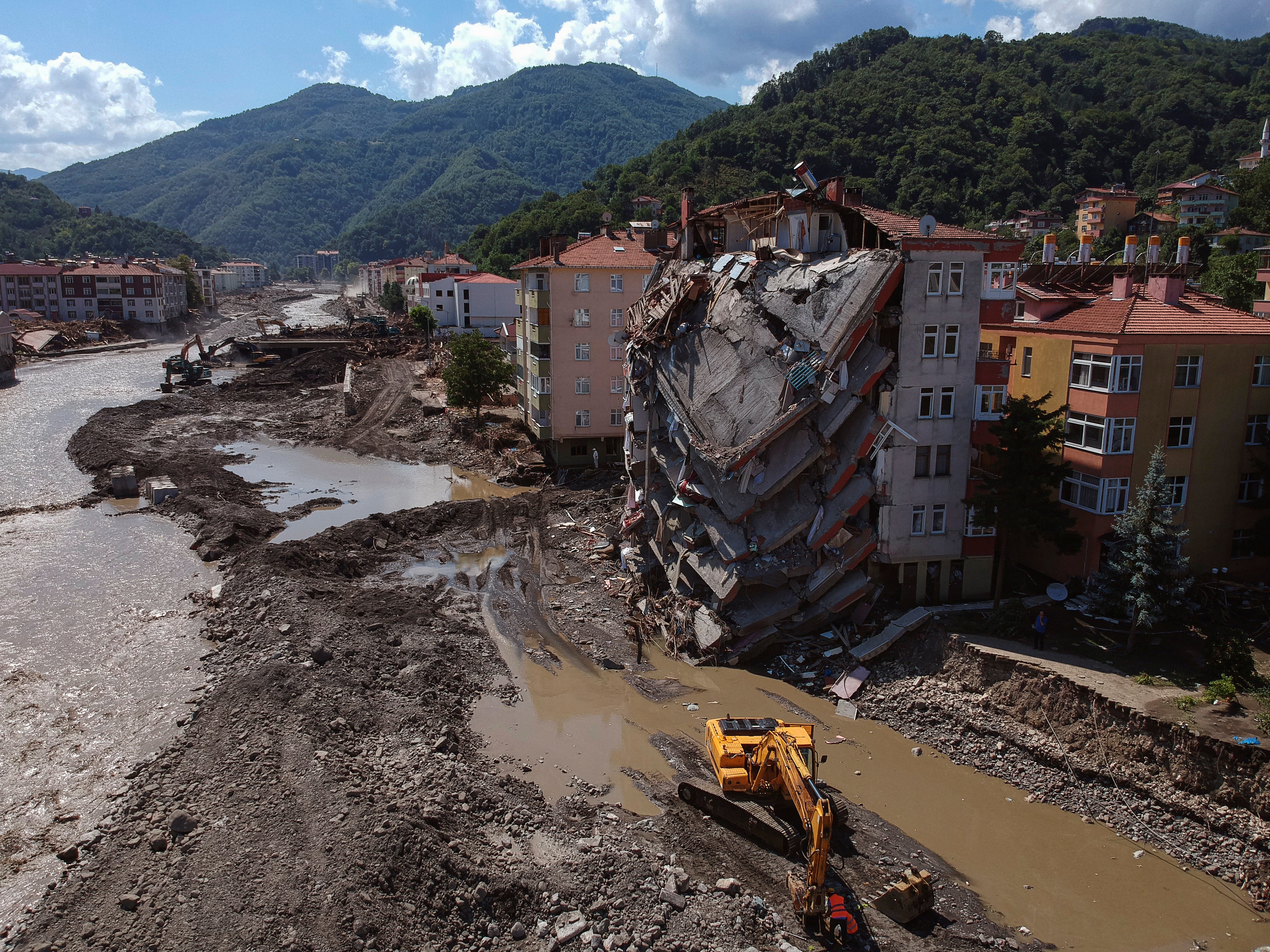 Turcijā plūdos bojāgājušo skaits pieaug līdz 72, desmitiem pazudis