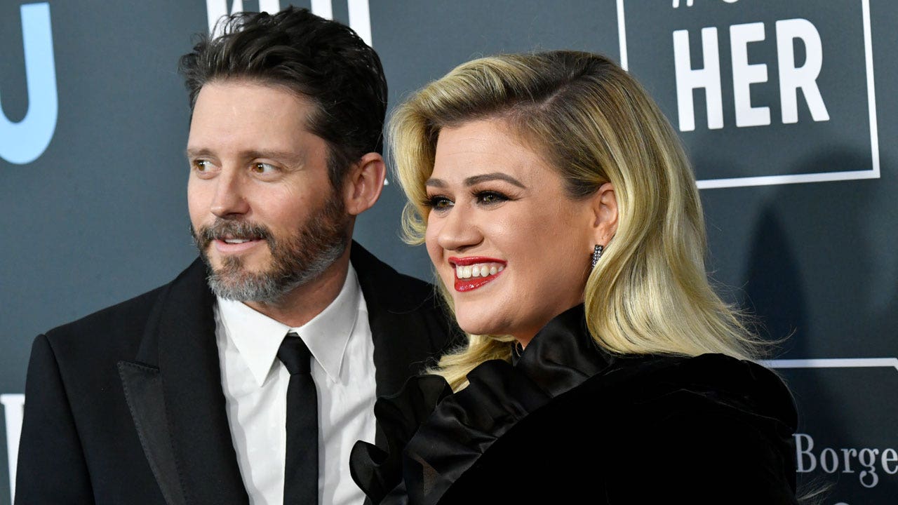 Kelly Clarkson settles divorce from Brandon Blackstock ordered to pay him millions – Fox News