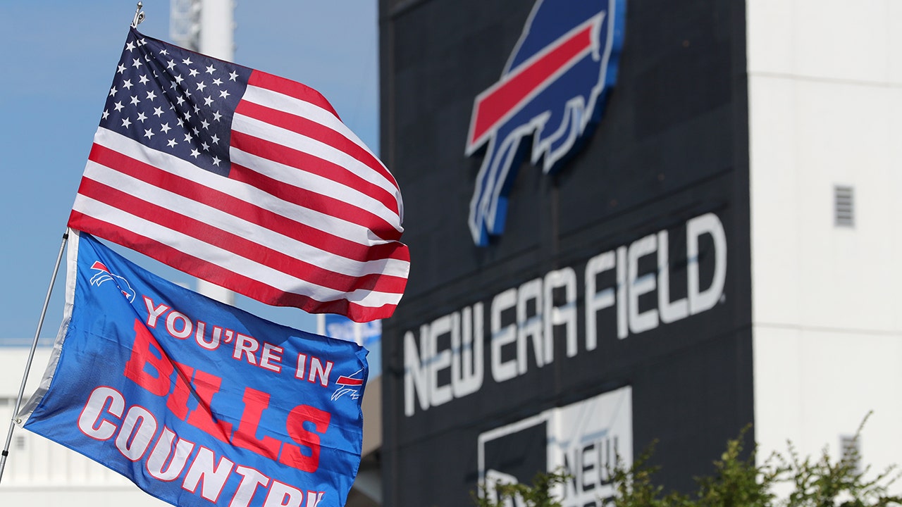 Instagram star's attempt to smash Bills tailgate table doesn't go well