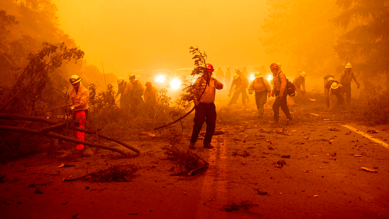 ディキシーファイアクリアハイウェイと戦う消防士 89 焼けた木がプラマス郡の道路を横切って倒れた後, カリフォルニア, 金曜日に, 8月. 6, 2021. 