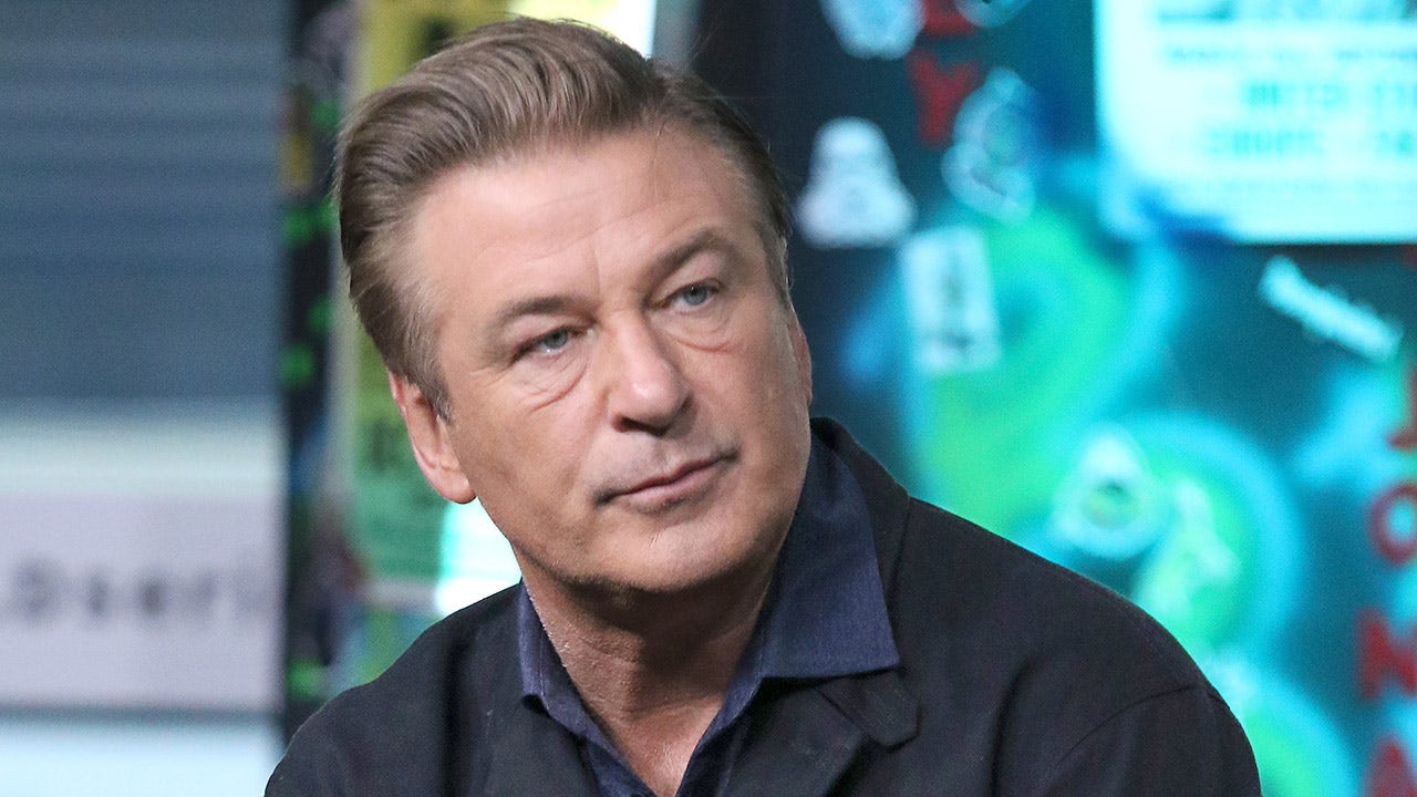 Alec Baldwin was one of four people to handle gun on ‘Rust’ movie set on day of shooting: warrant – Fox News