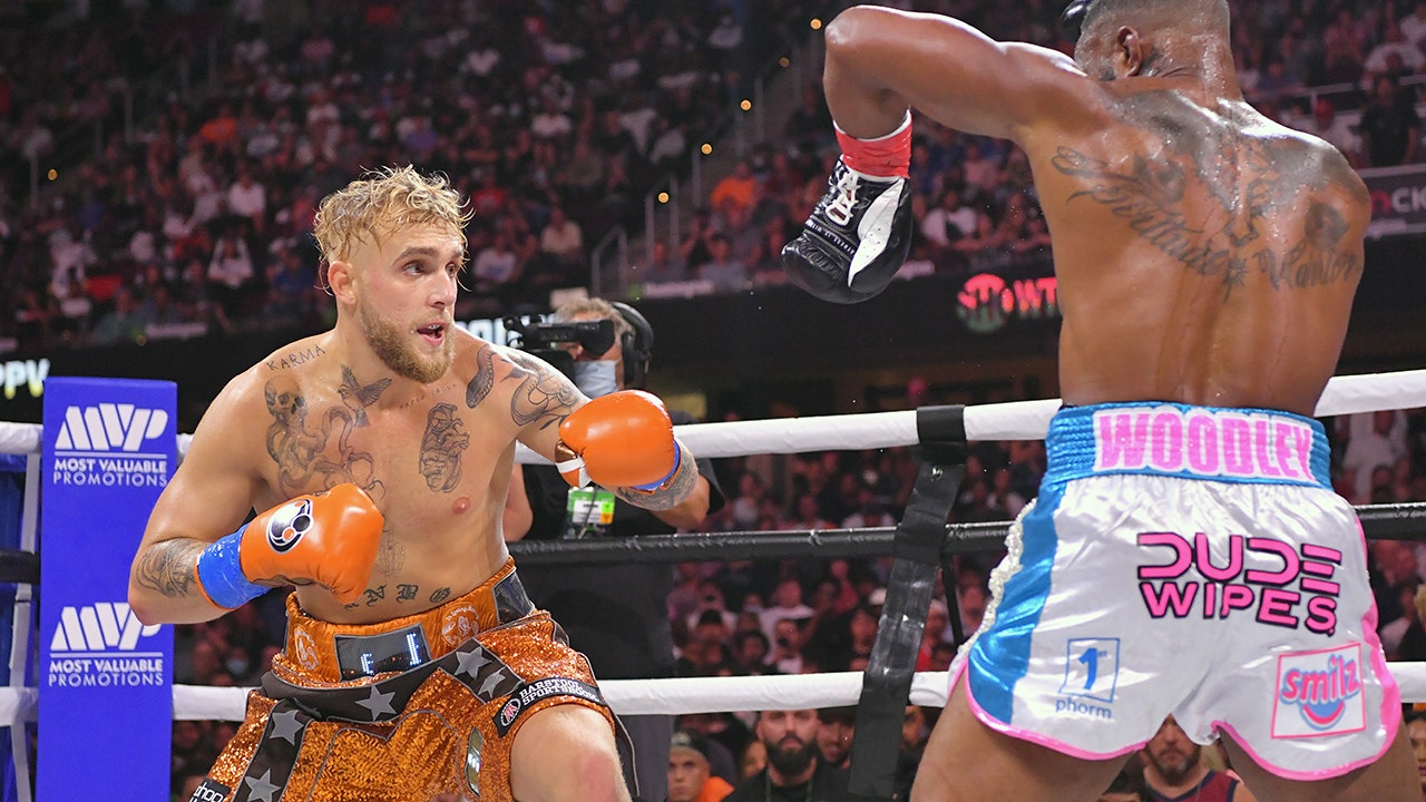 Jake Paul, Tyrone Woodley tienen problemas con las tarjetas de los árbitros durante el partido