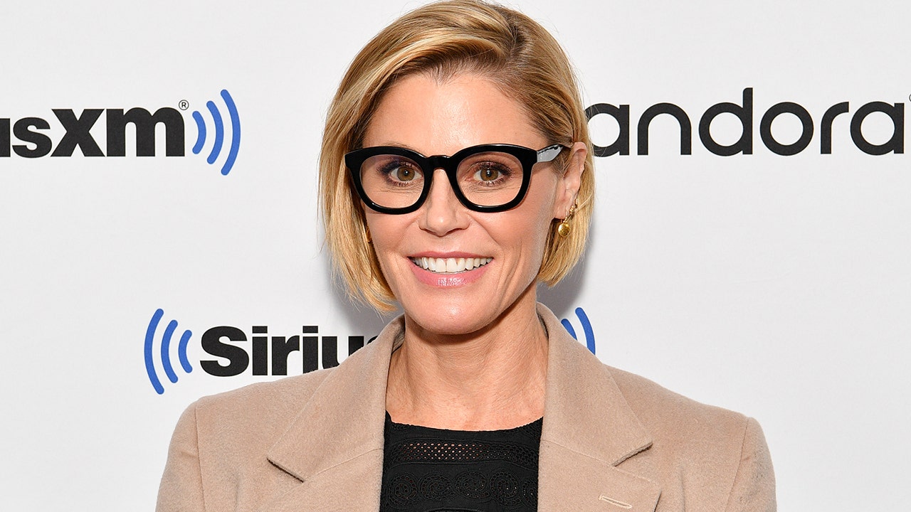 'Modern Family' actress Julie Bowen and her sister rescued a woman who fainted on a hike in Utah