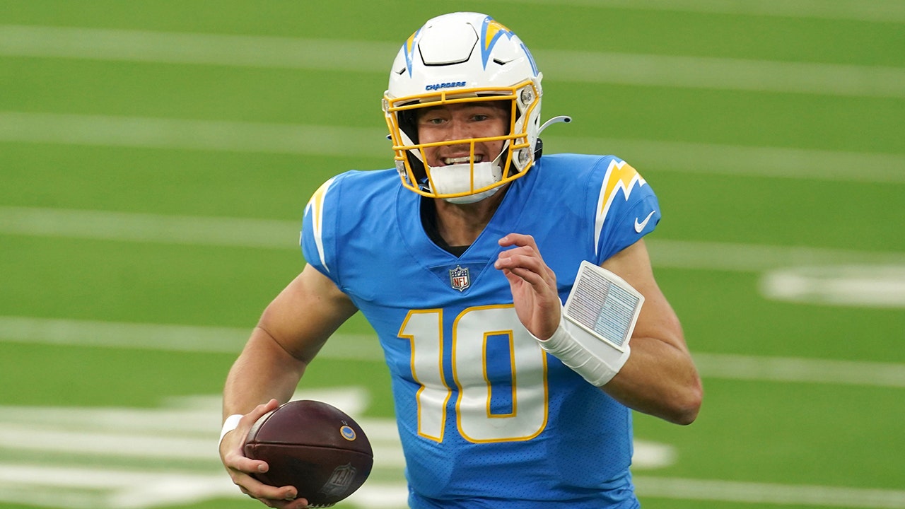 Justin Herbert handling the pressure 'so easily,' Chargers' backup QB