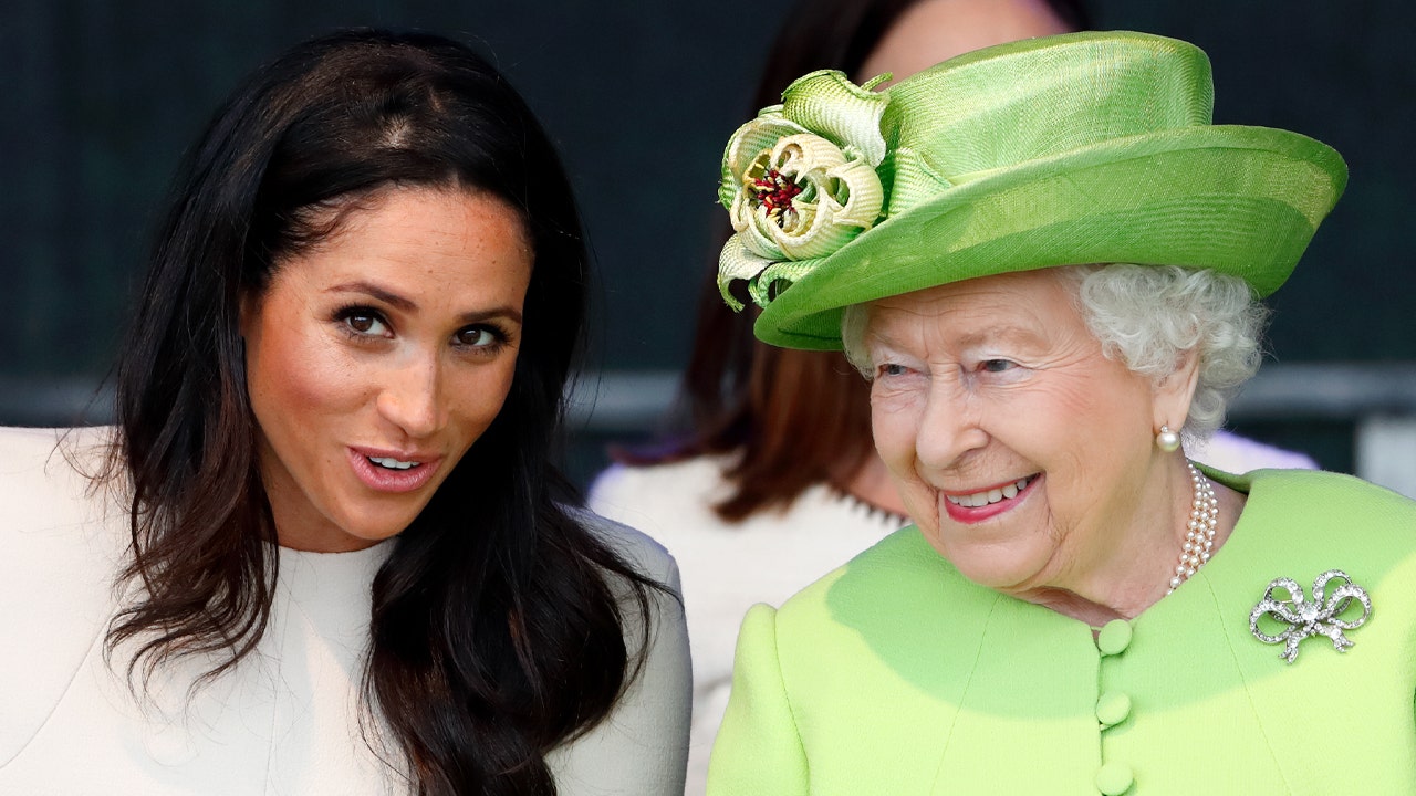 La regina Elisabetta ricorda il principe Filippo nel suo discorso di Natale, senza menzionare Meghan Markle, il principe Harry e Andrew