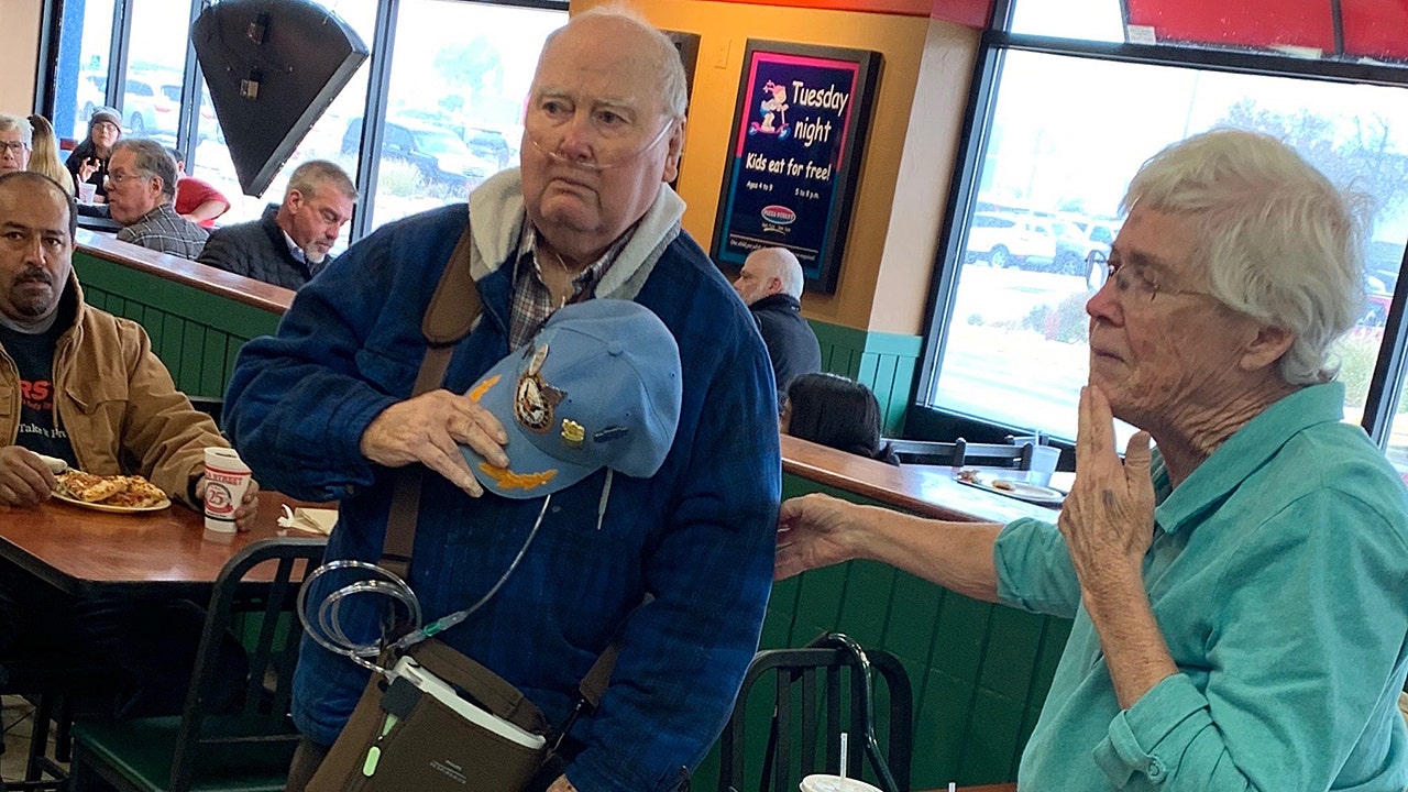 Kansas middle school students sing impromptu national anthem to veteran | Fox News