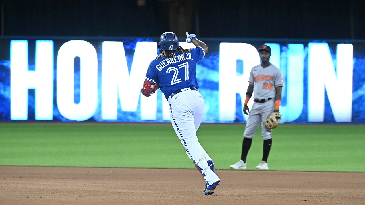 Guerrero homers, hits winning single in 10th, Jays top O's