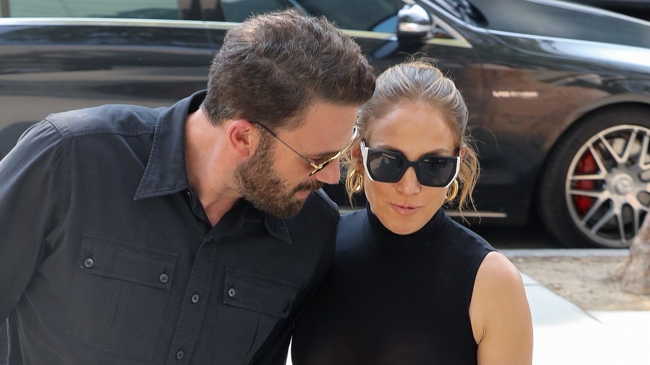 Jennifer Lopez, Ben Affleck share a laugh as they rock matching outfits while shopping in LA