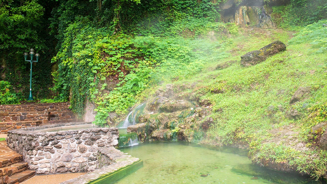 Petites cascades et étang dans le parc national de Hot Springs