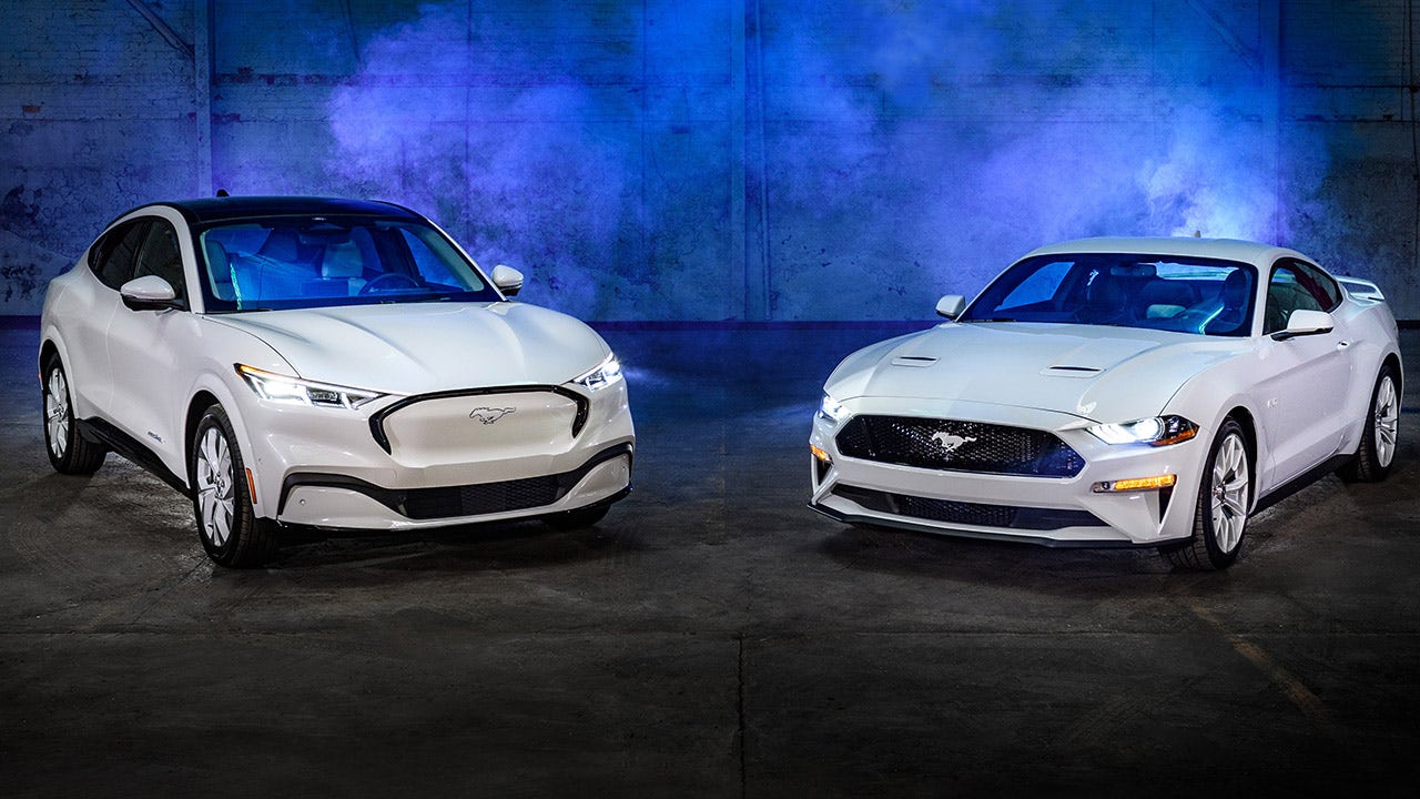 velká zima?  Ford debutuje v 90. letech s Ice White Mustangy