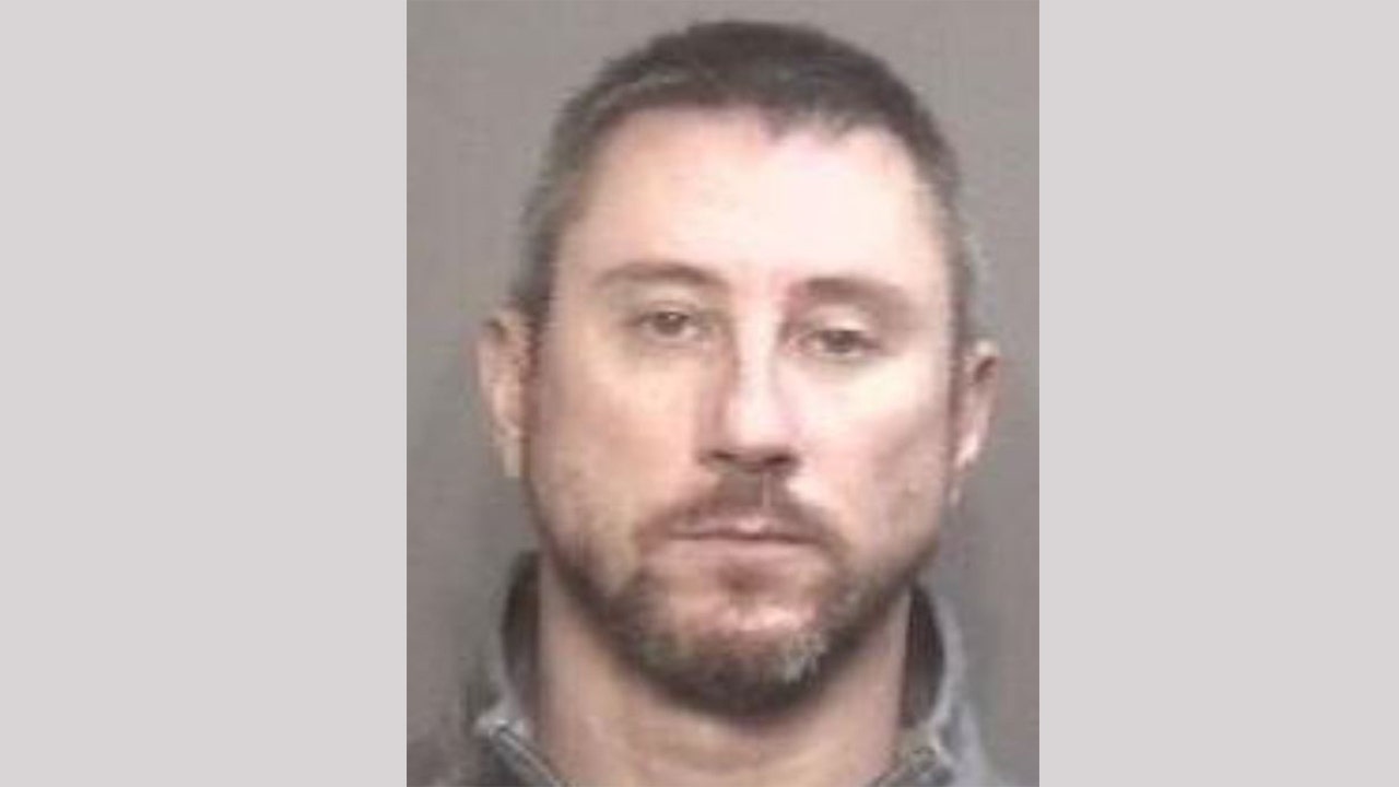 Missouri manhunt underway for boyfriend accused of killing teacher, daughter, 11