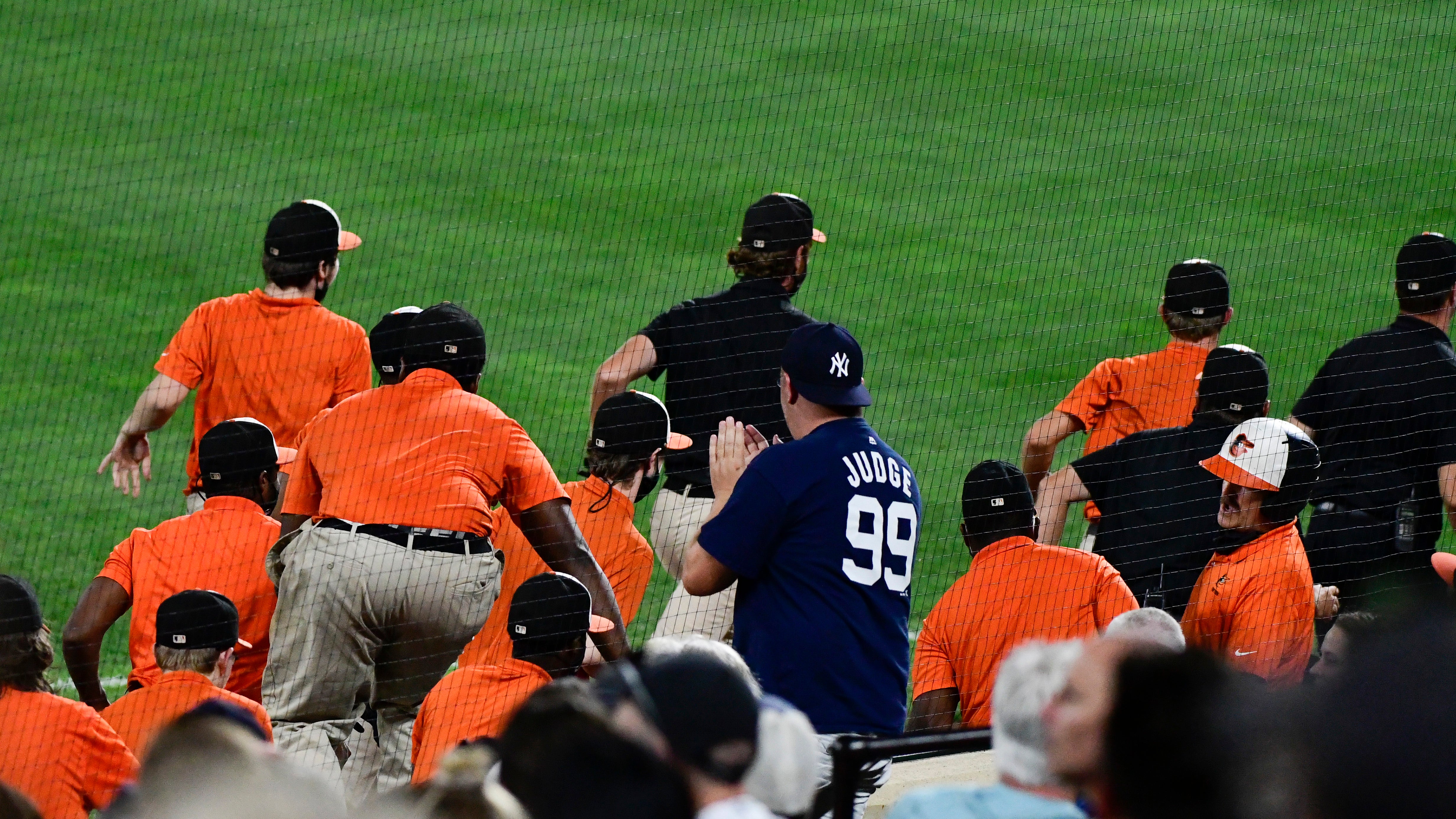 Umpire drilled in face by throw in Mets-Cardinals game
