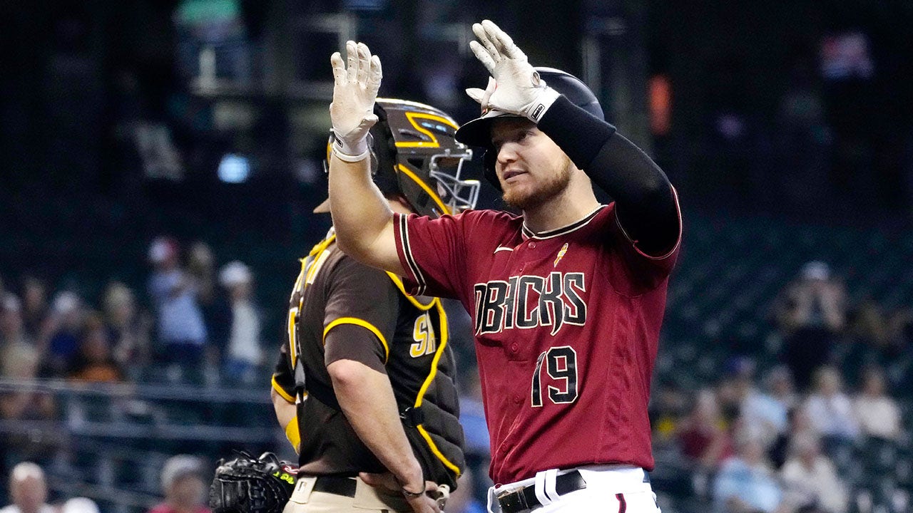 Diamondback score three late, beat Cardinals 3-1