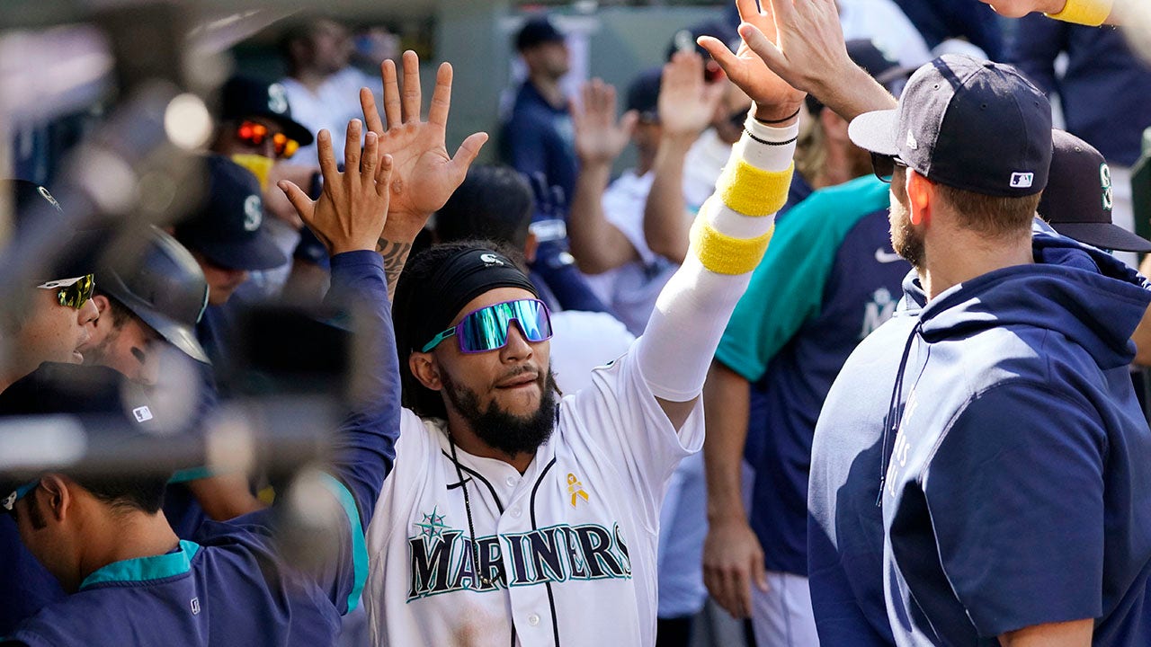 Mariners fans celebrate Wild Card Game win