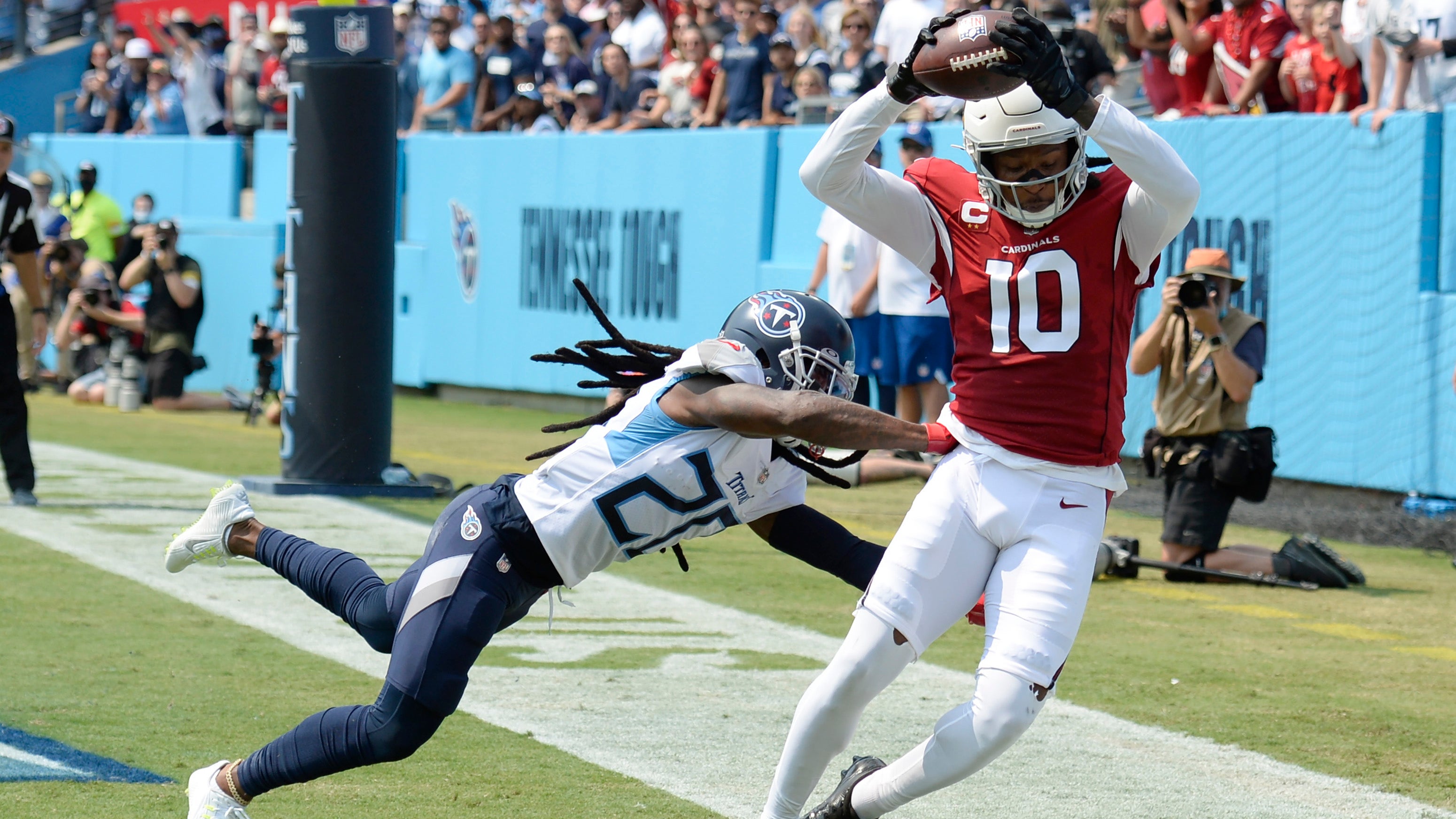 Cardinals' DeAndre Hopkins pulls down Kyler Murray's pass for