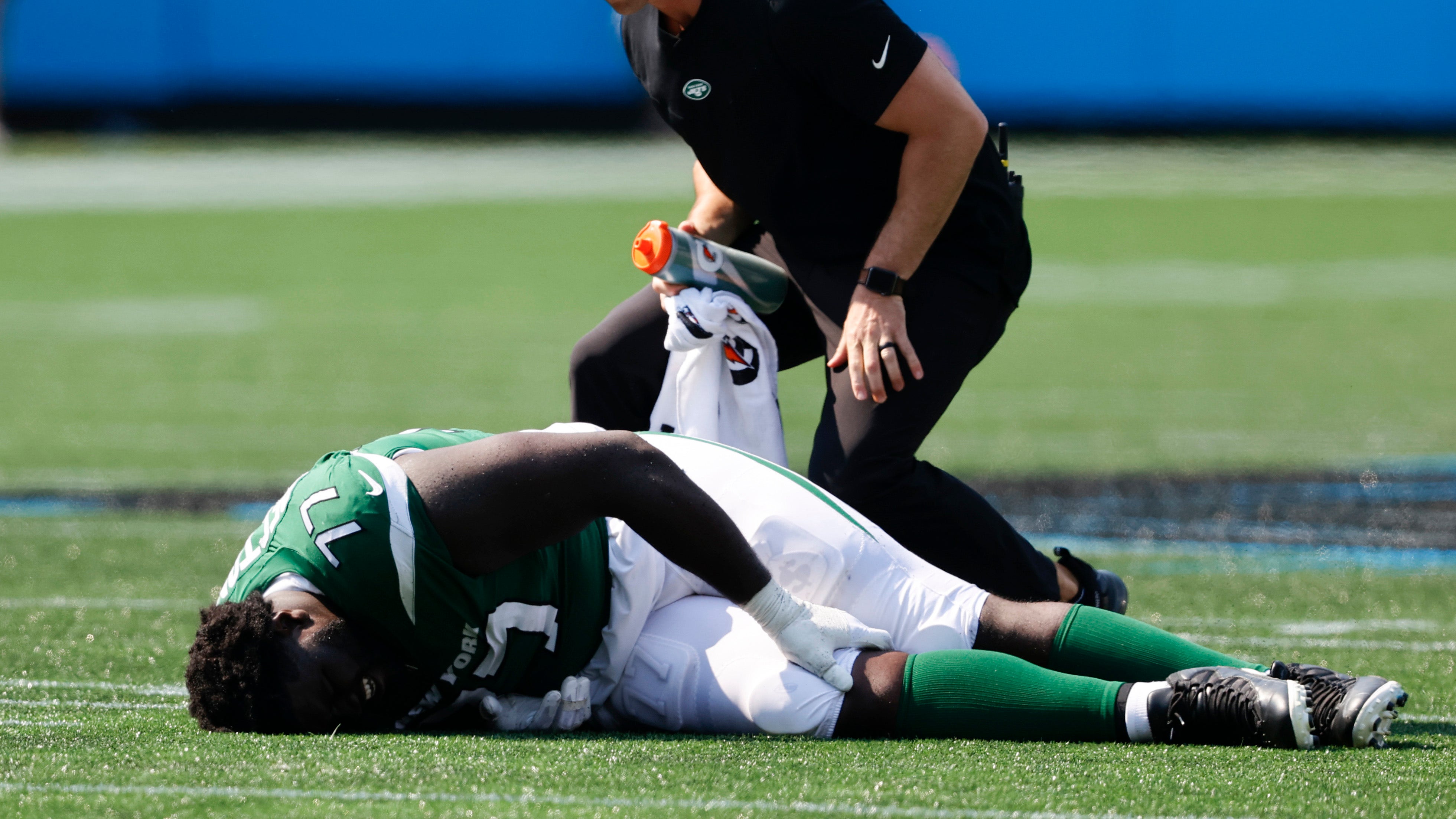 Jets rookie Mekhi Becton kneels for national anthem