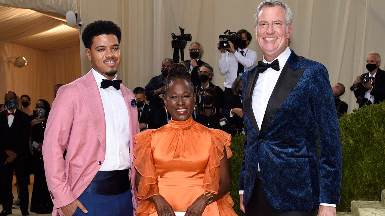 De Blasio attends Met Gala red carpet -- years after ridiculing event