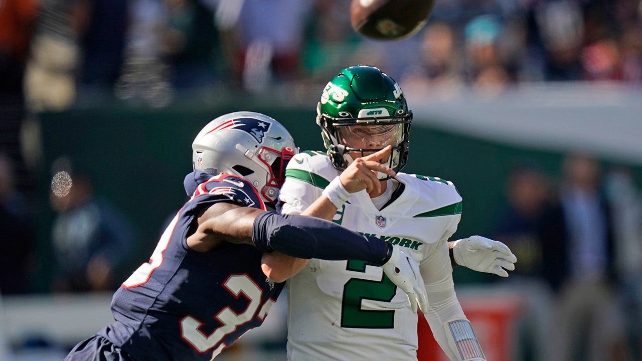 NY Jets fans boo Zach Wilson after his disastrous outing