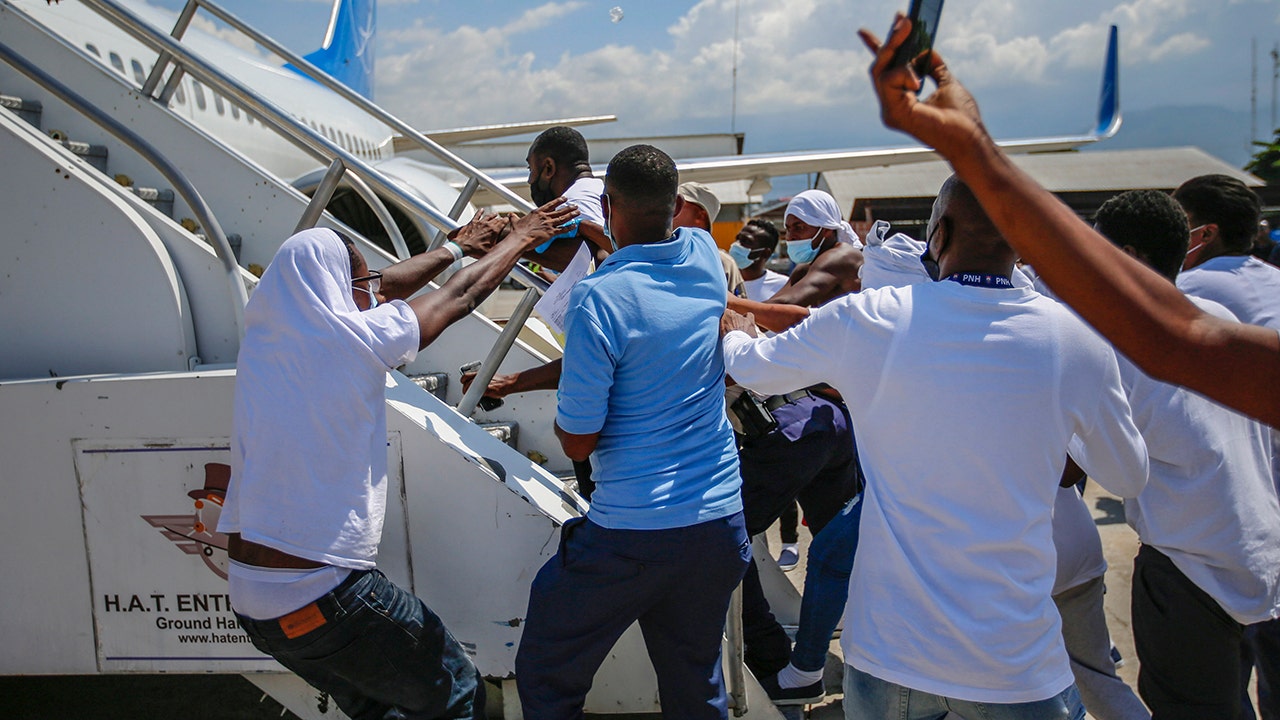 Expelled Haitian migrants try to get back on plane returning to US