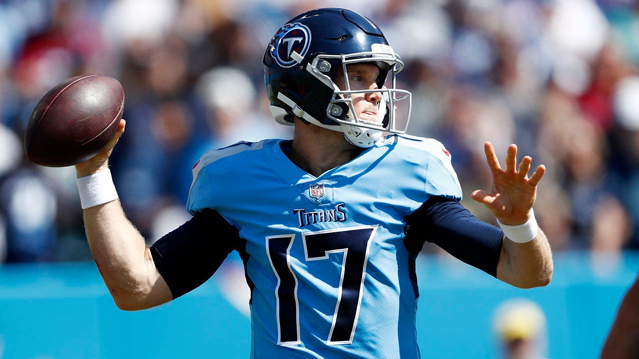 Ryan Tannehill throws 3 TDs as Titans hold off Colts 25-16 | Fox News