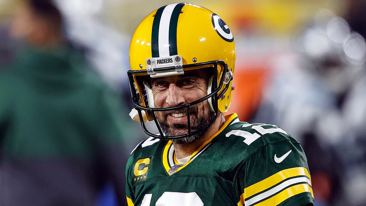 Packers’ Aaron Rodgers blasts MVP voter following controversial comments: ‘He’s an absolute bum’ – Fox News