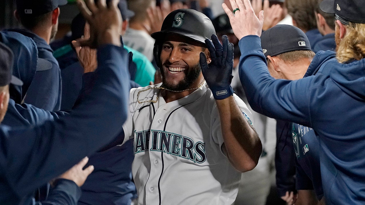 Mariners find some of that old chaos to rally past Astros in eighth