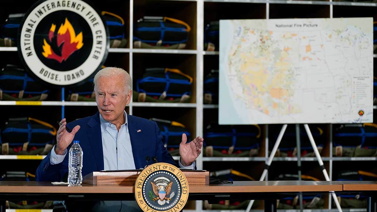 White House abruptly cuts feed of Biden mid-sentence as he asks question at wildfires briefing – Fox News